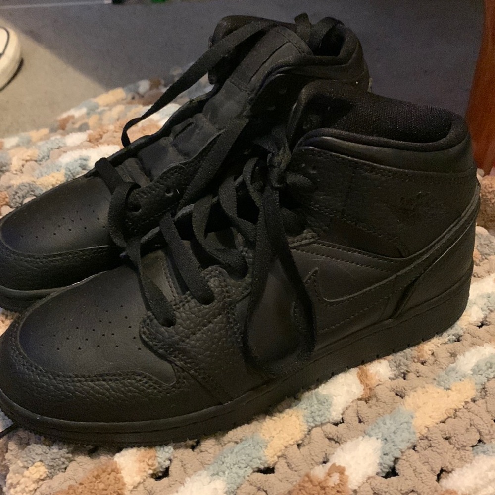 Air Jordan 1 Mid black 5.5Y new condition